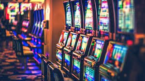 Dealer profesional baccarat menangani kartu