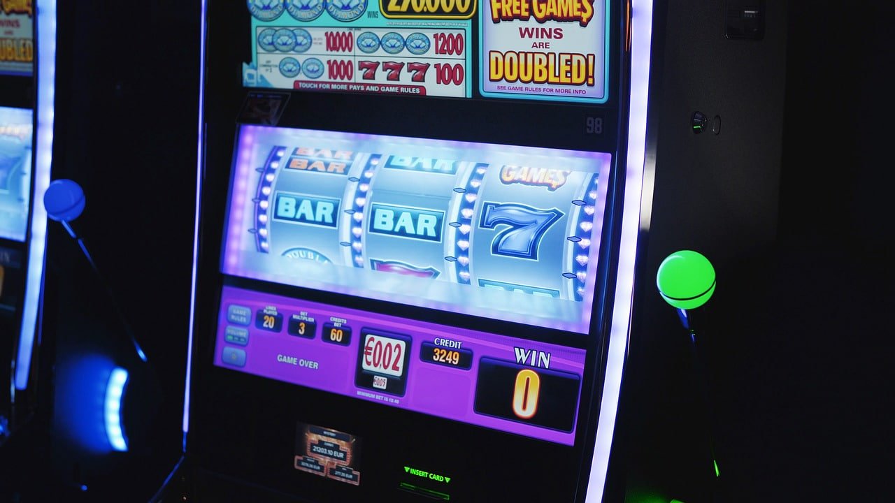 Tema phoenix dengan animasi api dinamis Permainan slot Phoenix Rises dengan tema phoenix dan api